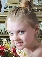 Sweet nude teenie