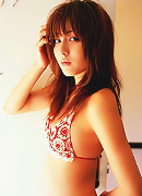 Captivating gravure idol shows off in her bikini at the beach