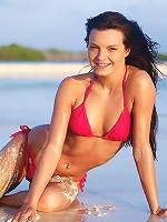 Suzie Carina