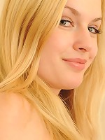 Danielle pinch her nice nipples