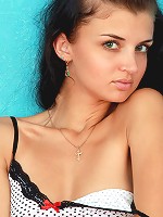Nubiles.net Sashia - Seductive teen hottie posing her perky little tits and her tight amateur pussy in bed